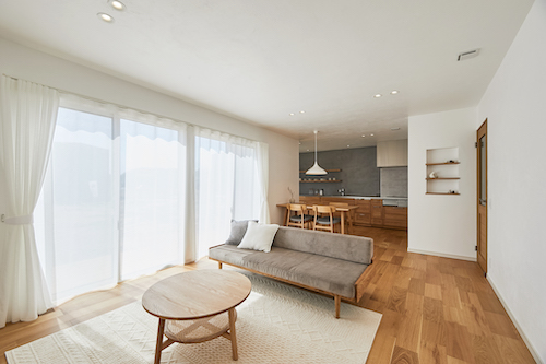 あなたにオススメの家づくりはIROHA.IE STANDARD壁付けのキッチンが特徴的な、心地よいLDKの二階建て
